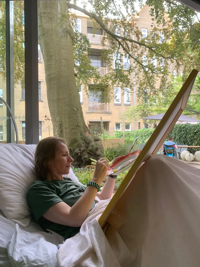 Nicole aan het schilderen