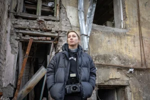 Thumbnail voor Daphne (28) legt leven dichtbij frontlinie in Oekraïne vast: 'Niet de oorlog mooier maken, maar de mens zichtbaar houden'