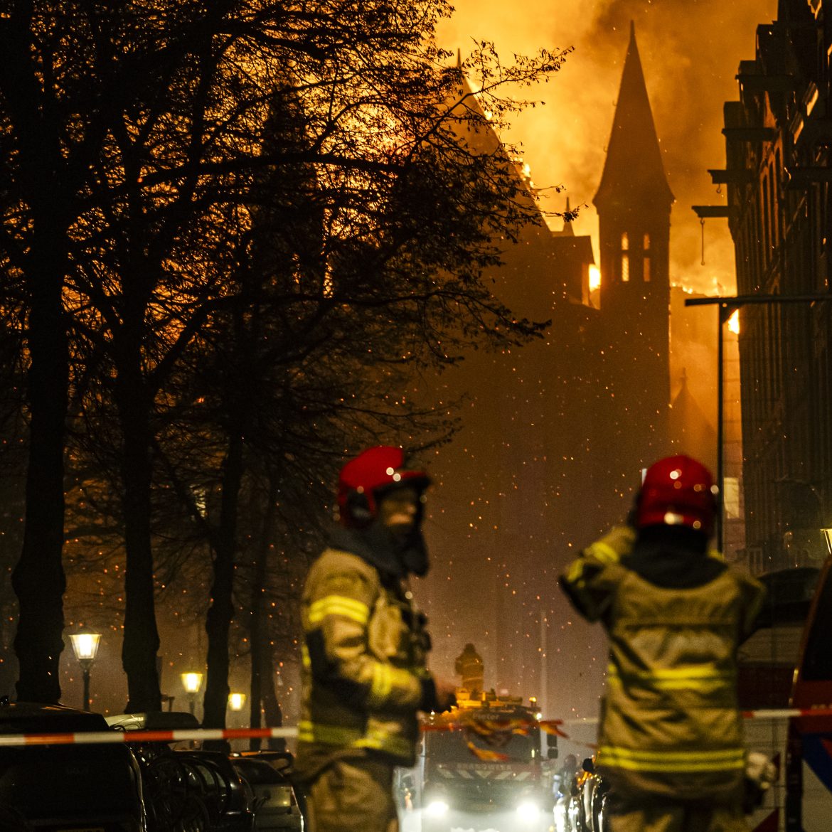 Zo verliep oud & nieuw in Nederland: grote brand in monumentale kerk en twee doden door vuurwerk