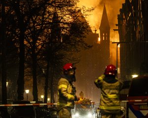 Zo verliep oud & nieuw in Nederland: grote brand in monumentale kerk en twee doden door vuurwerk