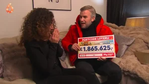 Thumbnail voor Kijkers 'Miljoenenjacht' laten traantje om emotionele thuiswinnaars: 'Fijn dat die miljoenen goed terechtkomen'
