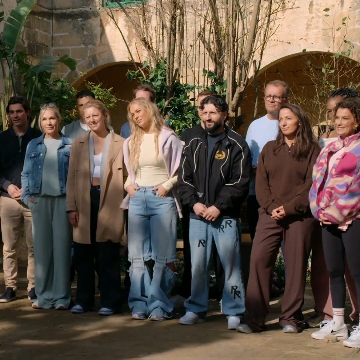 Twaalf BN'ers komen binnen in de villa boven de doos van 'Pandora'