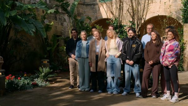 Twaalf BN'ers komen binnen in de villa boven de doos van 'Pandora'