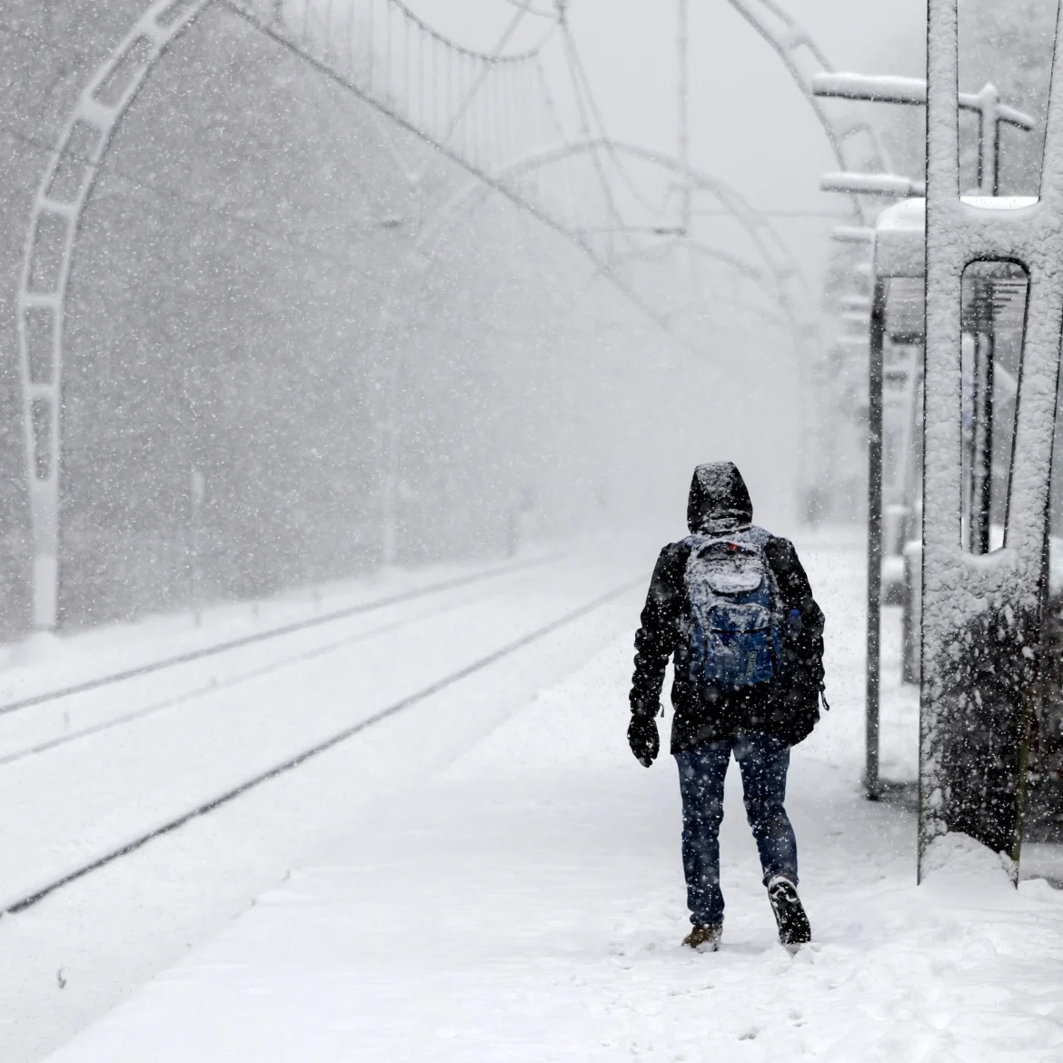 De NS verwacht dat er dinsdagochtend tot minstens 10.00 uur geen treinen rijden. Aanvankelijk was de verwachting dat het treinverkeer rond 08.00 uur weer op gang zou komen.