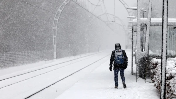 De NS verwacht dat er dinsdagochtend tot minstens 10.00 uur geen treinen rijden. Aanvankelijk was de verwachting dat het treinverkeer rond 08.00 uur weer op gang zou komen.