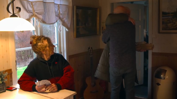 In de tweede aflevering van Winter Vol Liefde zit het ongemak er al weer lekker in. Zo komt goede vriendin Simone op de koffie bij Robin in zijn Zweedse keuken. Het duurt even voordat Robin's date Jolijn een hand krijgt.