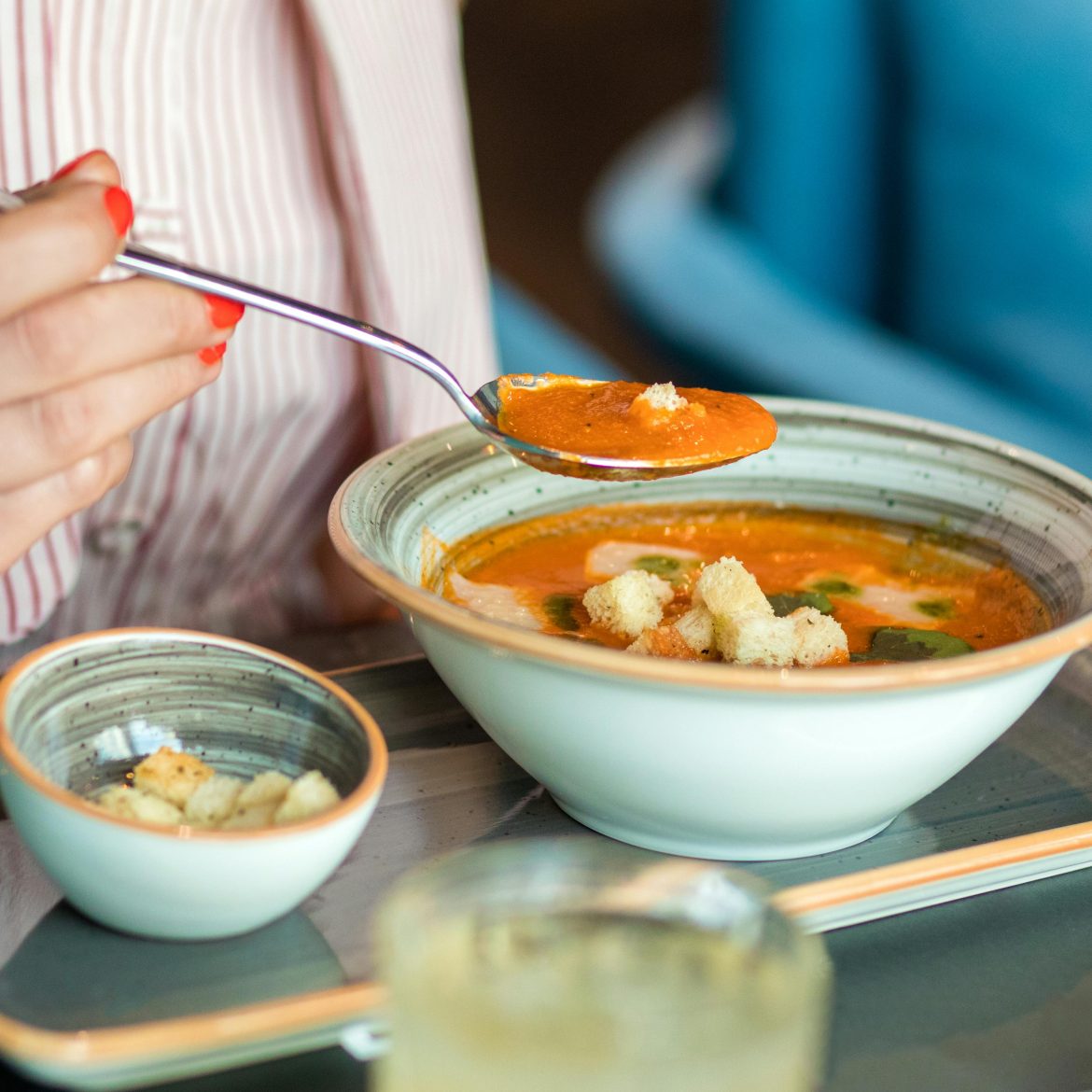 vrouw soep eten zout