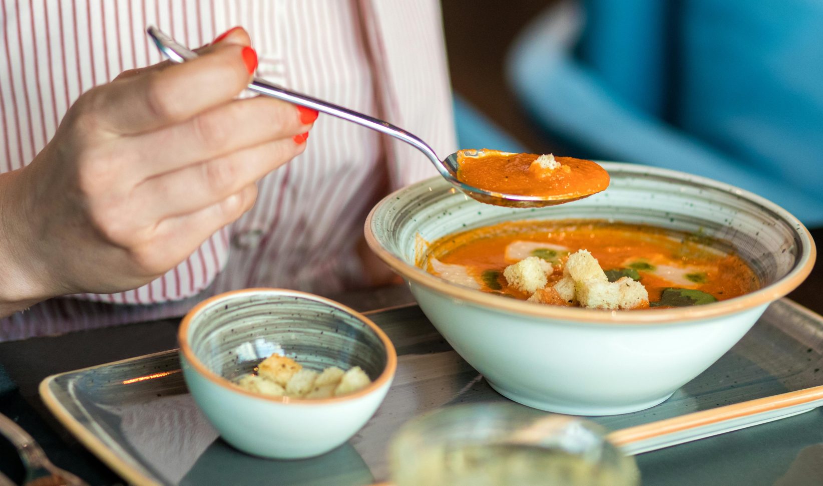 vrouw soep eten zout