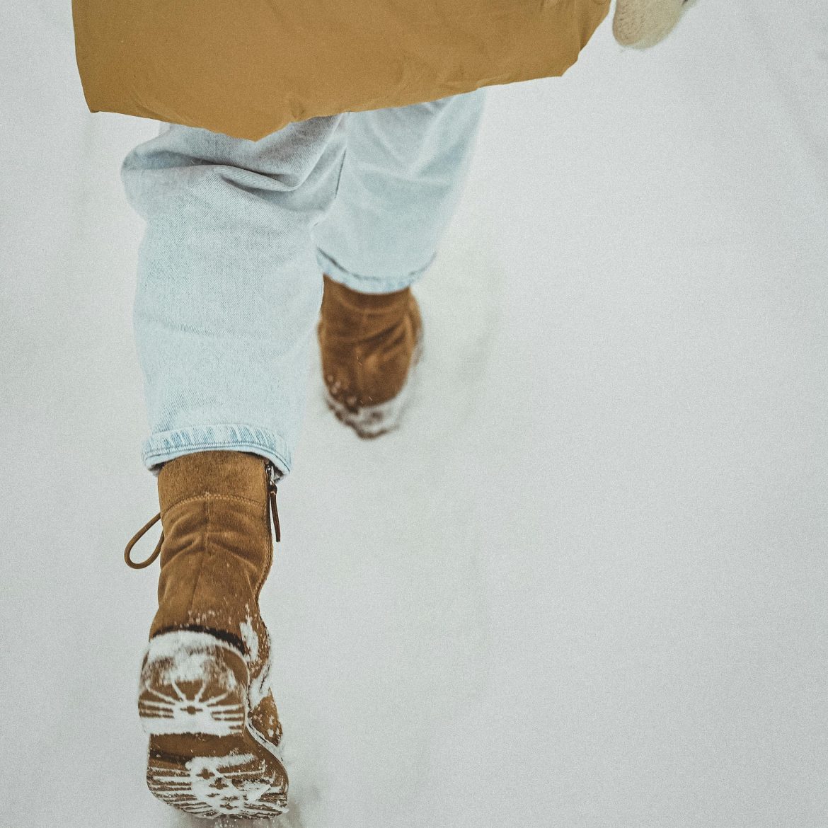 Door de sneeuw lopen.