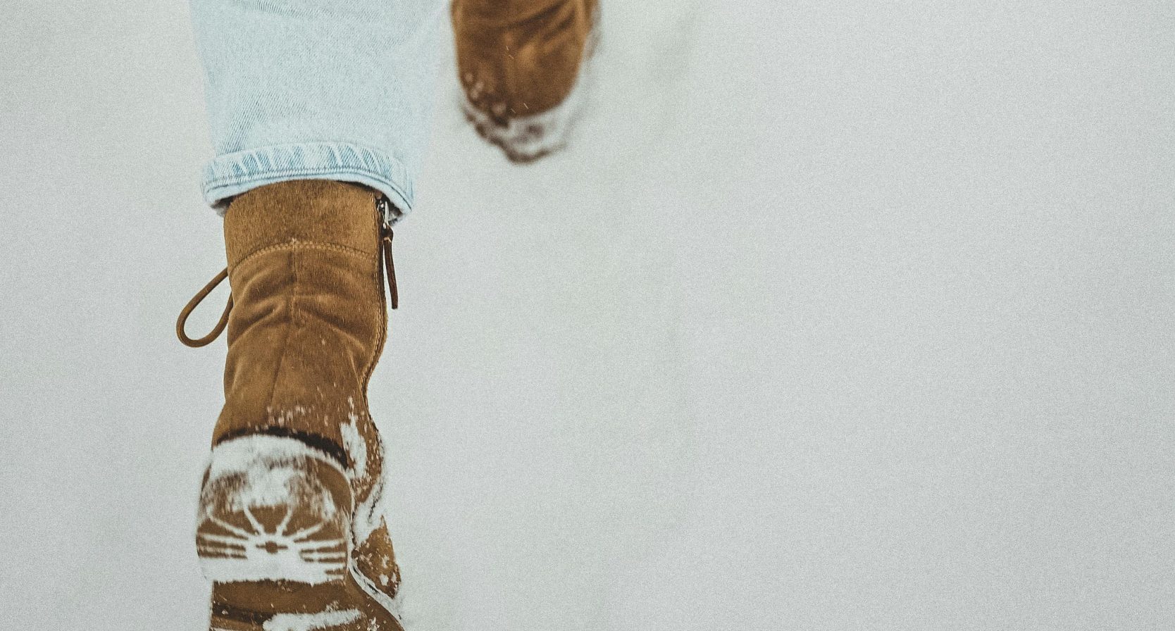 Door de sneeuw lopen.