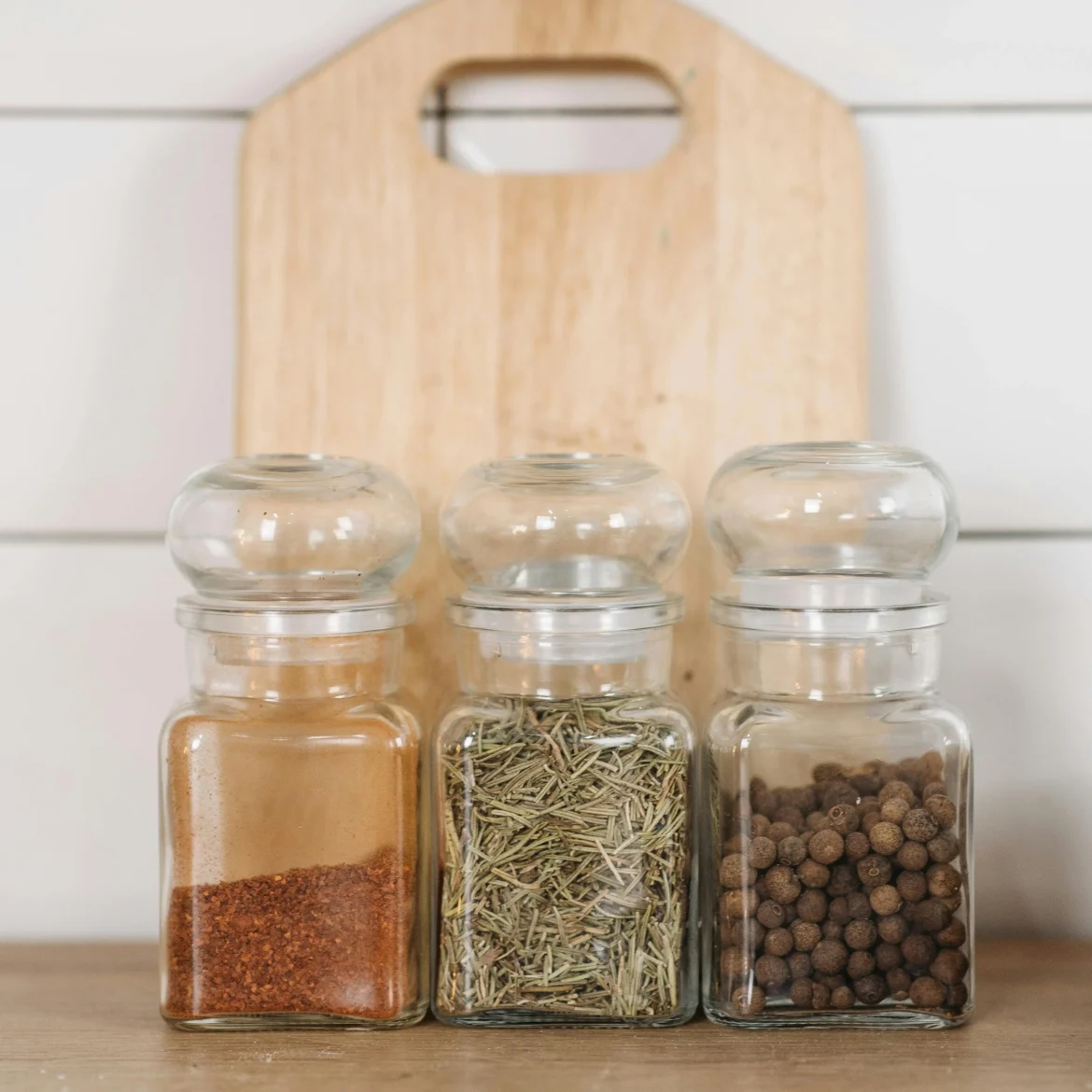 Kruidenpotjes naast het fornuis