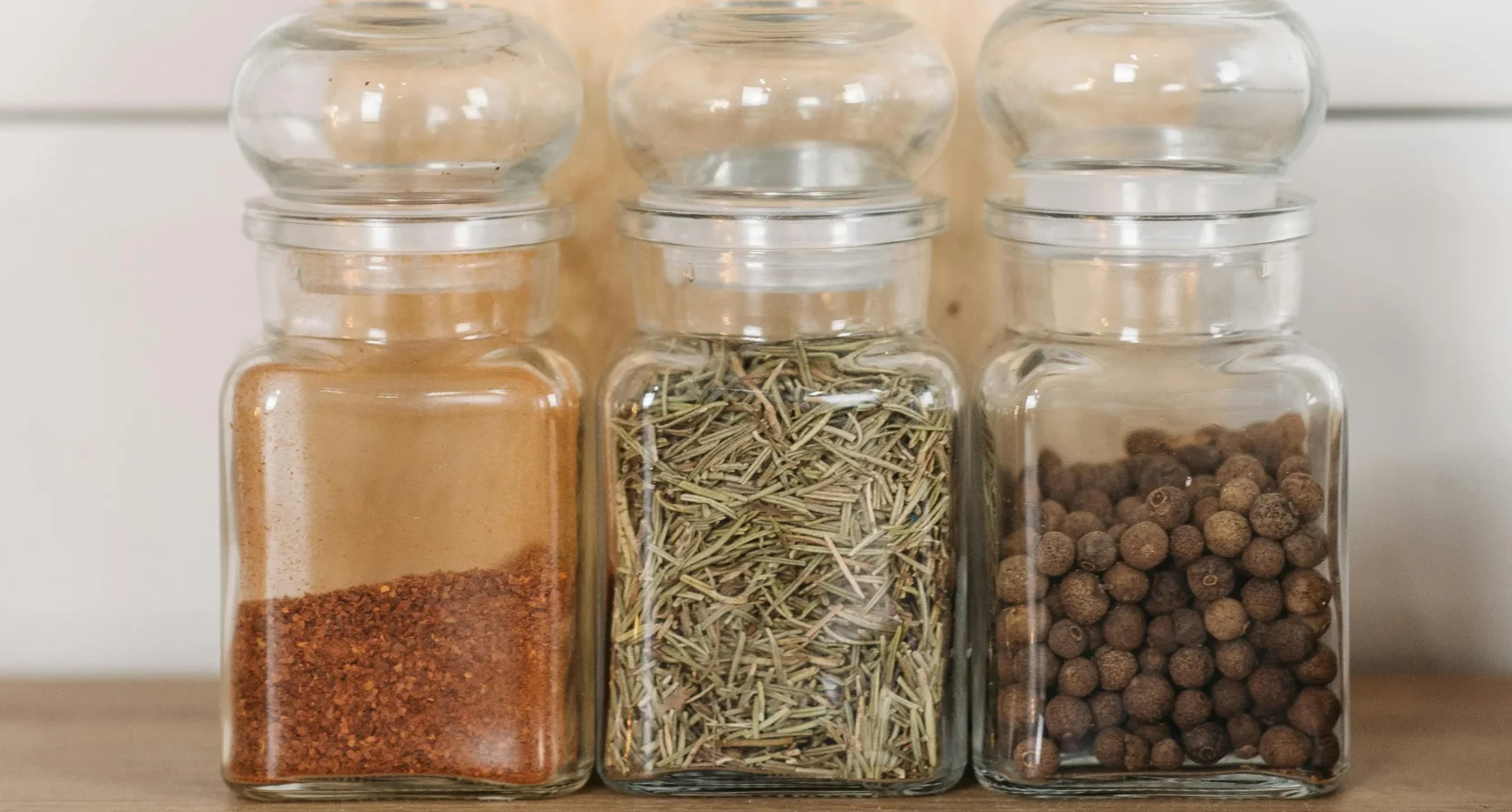 Kruidenpotjes naast het fornuis
