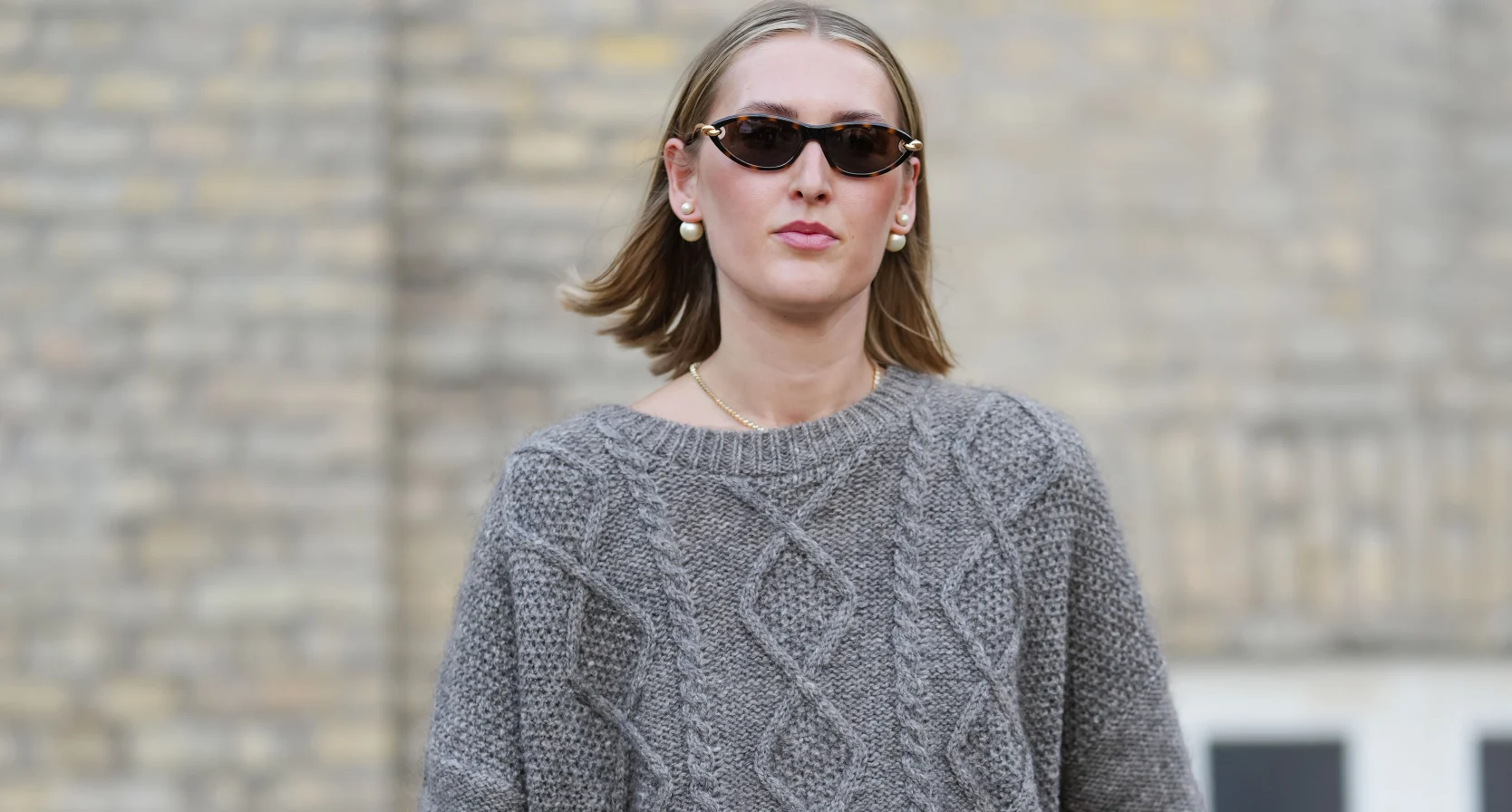 Vrouw draagt kabeltrui