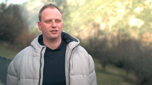 Thumbnail voor In 'Winter Vol Liefde' doet André pikante uitspraak: 'Dan weet je vast waar de zweepjes liggen'