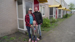 Thumbnail voor In 'Steenrijk, Straatarm' zijn Dennis en Kayleigh in tranen als zoon iets mag uitzoeken in speelgoedwinkel