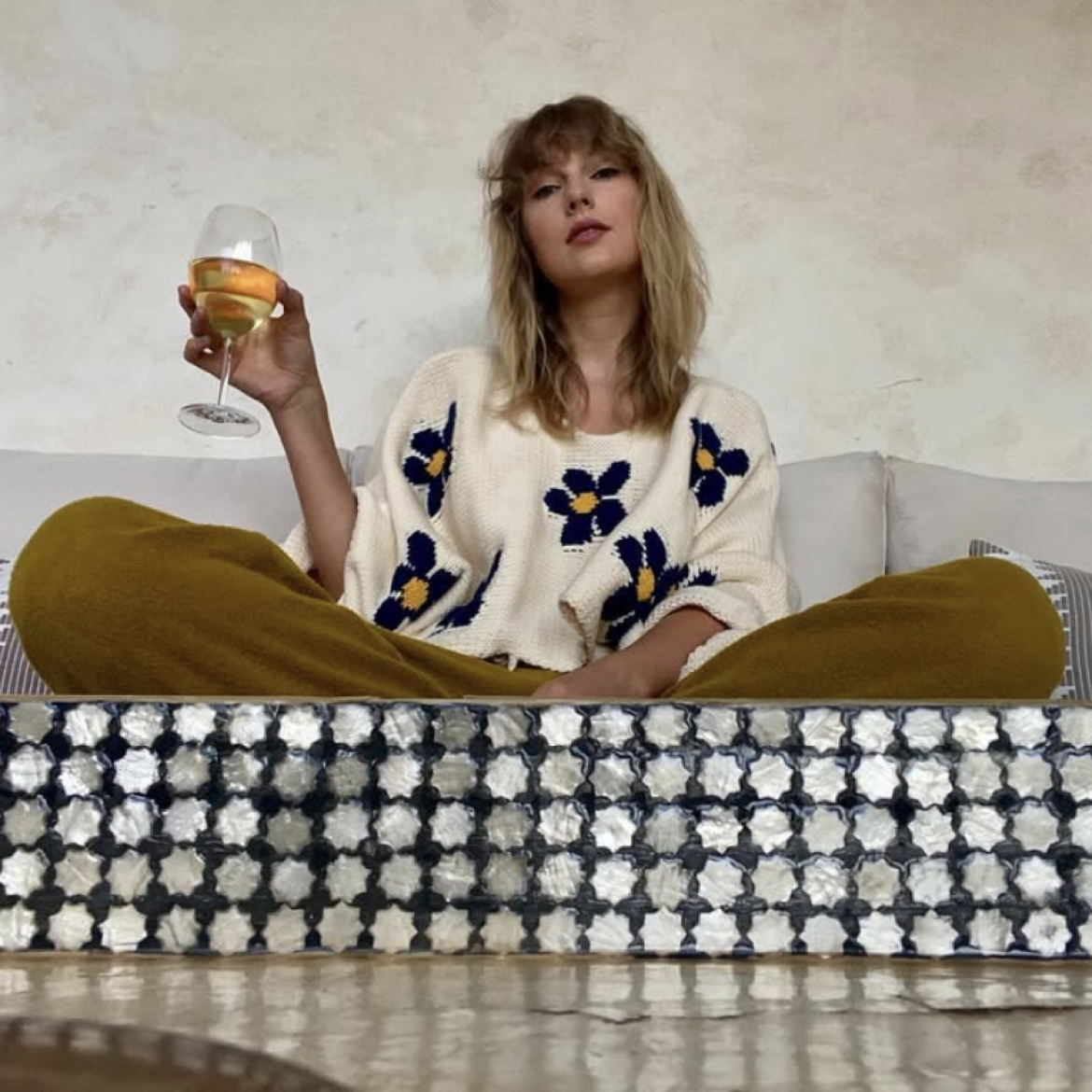 Taylor Swift met glas wijn