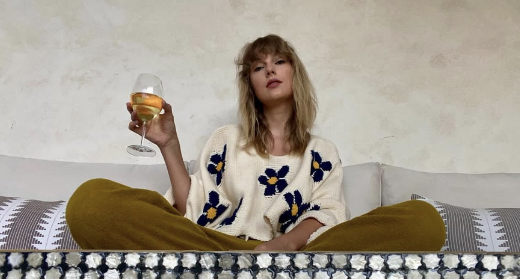 Taylor Swift met glas wijn
