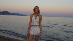 Thumbnail voor Jasmijn hoort haar wekker niet: 'Ik slaap zelfs door brandalarmen heen'