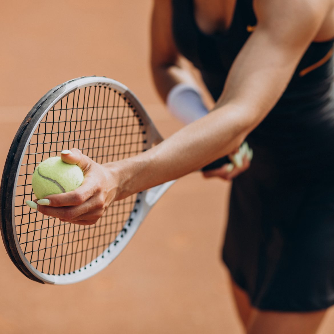 Female tennis player at the tennis court