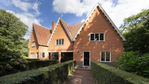 Thumbnail voor Dubbelzien: neem een kijkje in deze unieke (en gigantische) chauffeurswoning