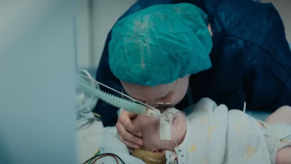 Baby Huub heeft ademhalingsproblemen door zeldzame tumor: 'De klap zal nog wel komen'