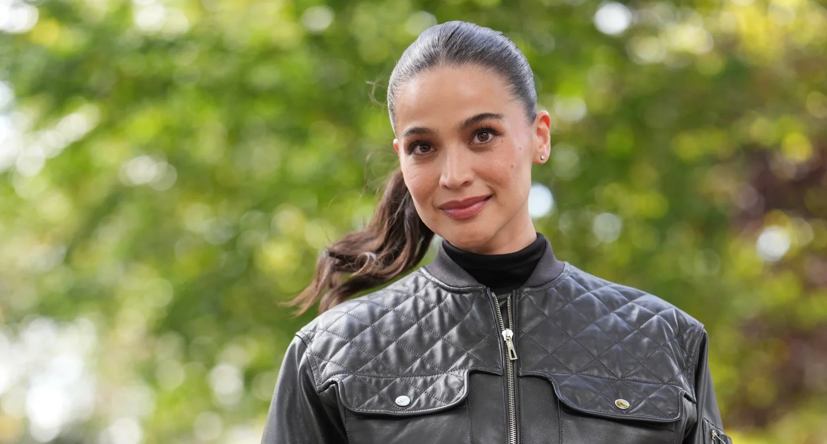 Vrouw met makkelijke haarstijl