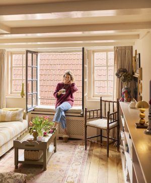 Liesbeth Rasker in haar woning in Amsterdam