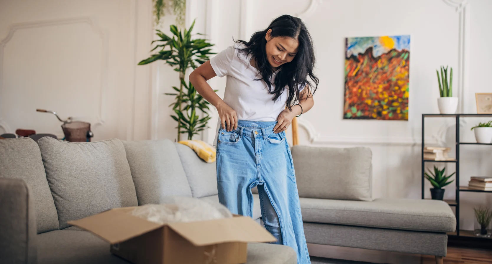 Vrouw koopt broek via Vinted