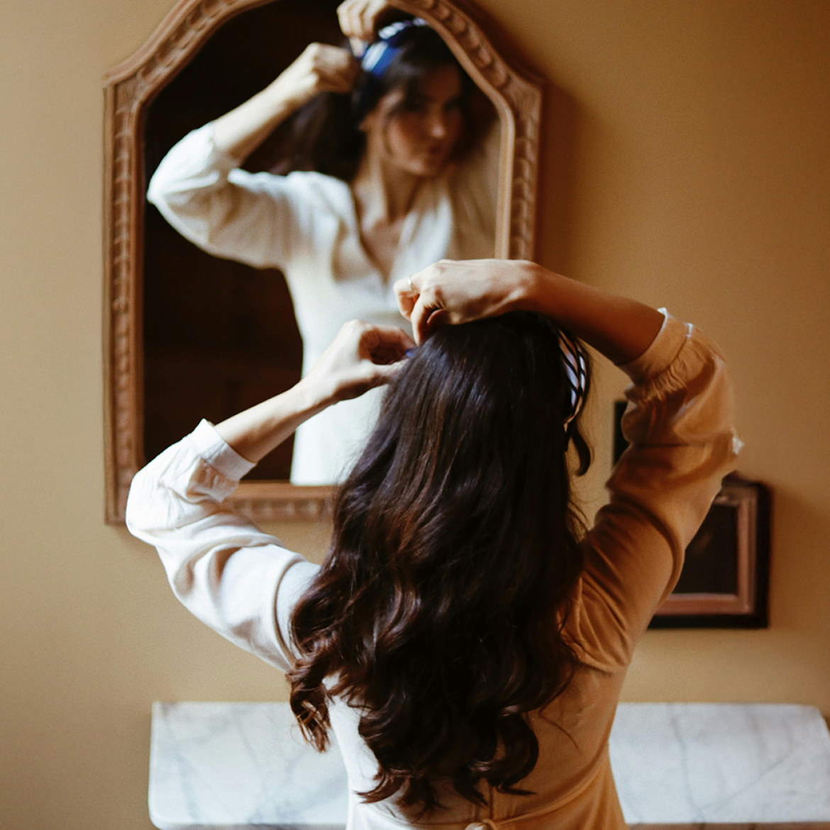 Vrouw voor de spiegel