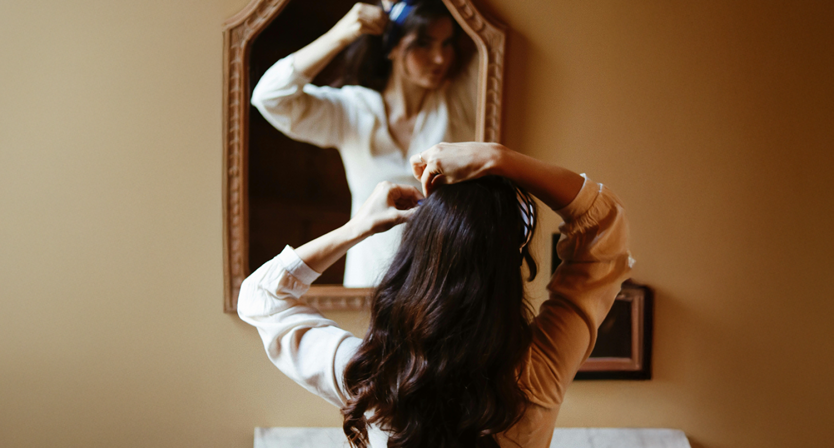 Vrouw voor de spiegel