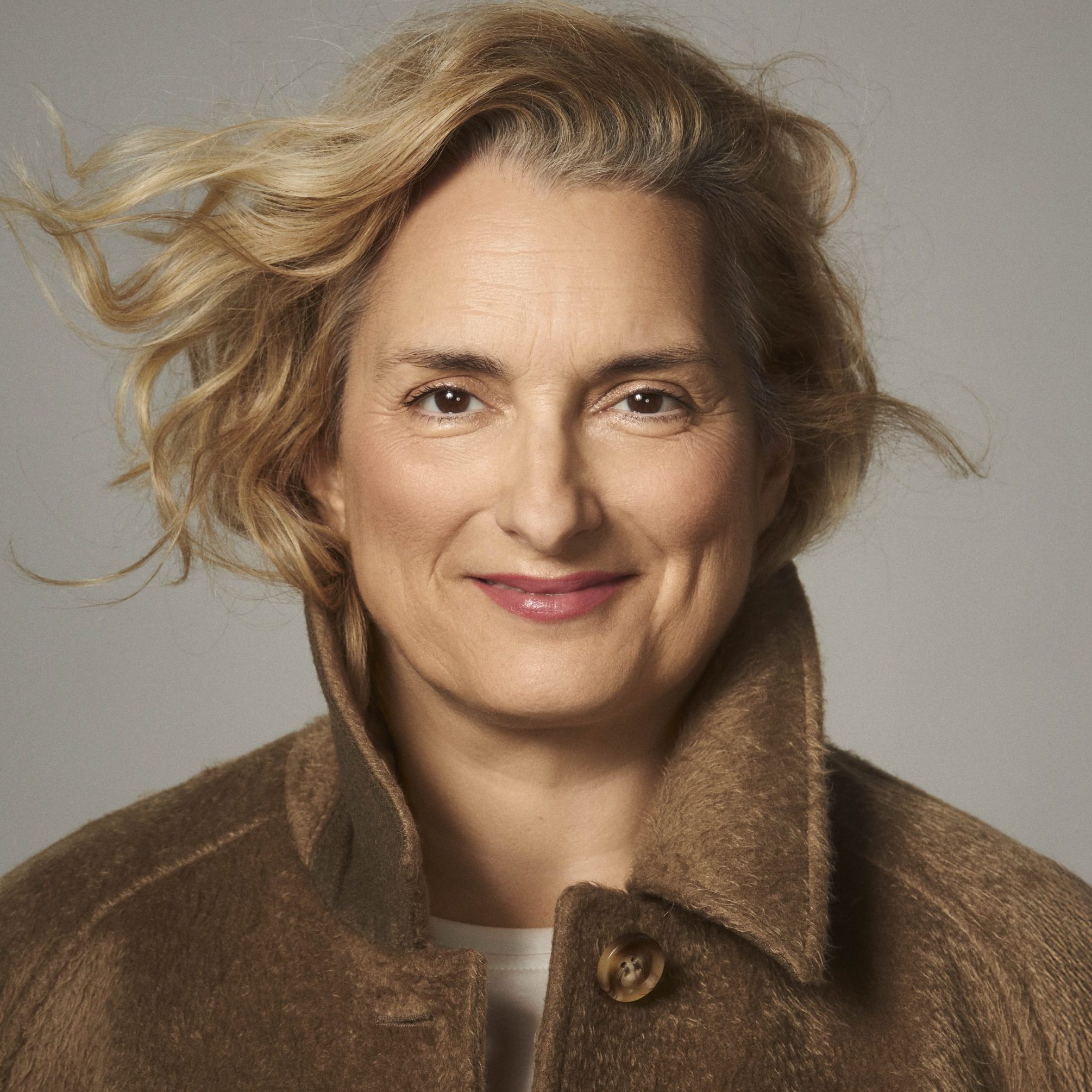 Actrice Carly Wijs: ‘Ik merk dat ik mijn zoon te vaak bel. Gelukkig is hij lief voor me en neemt hij nog op’