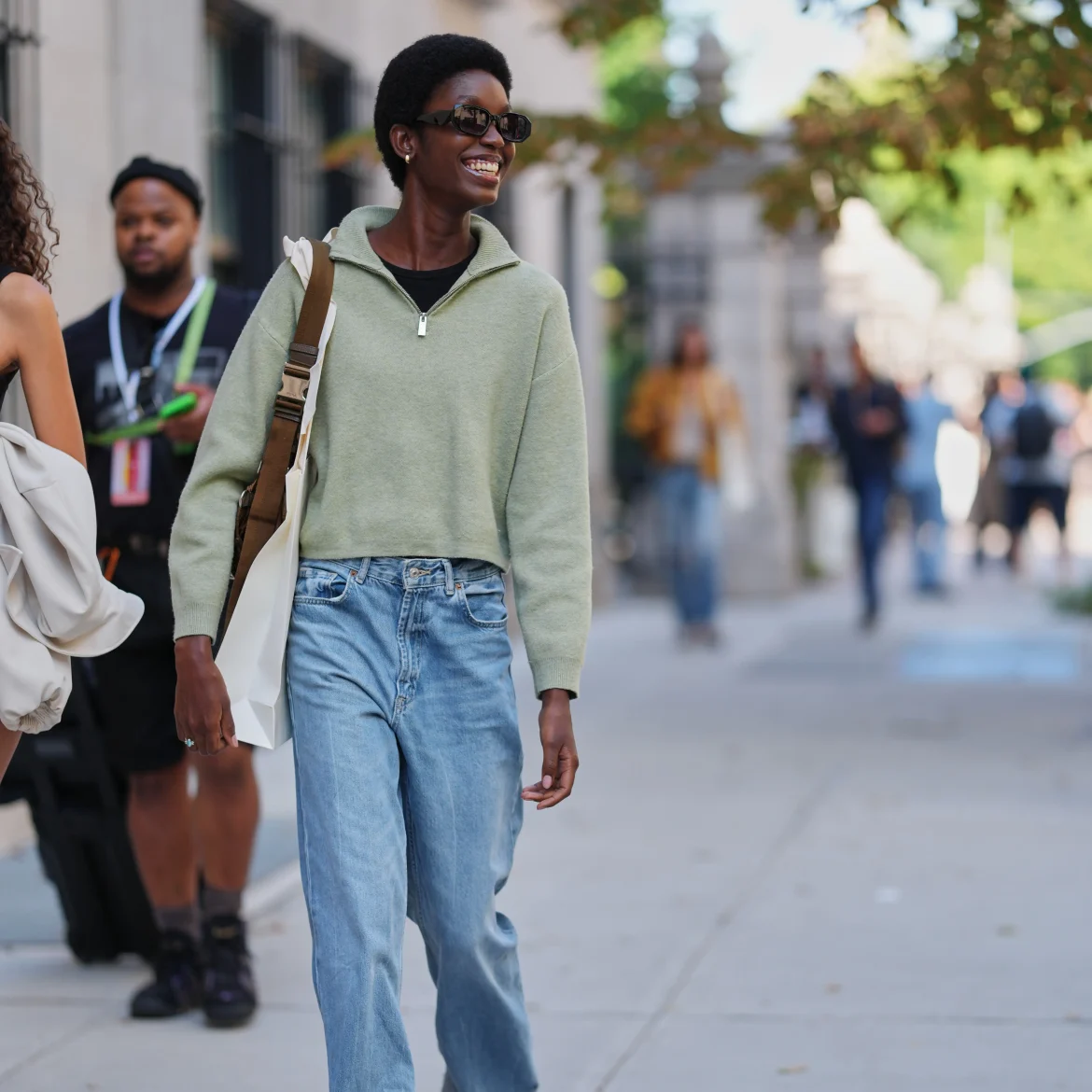 Vrouw met trui met rits