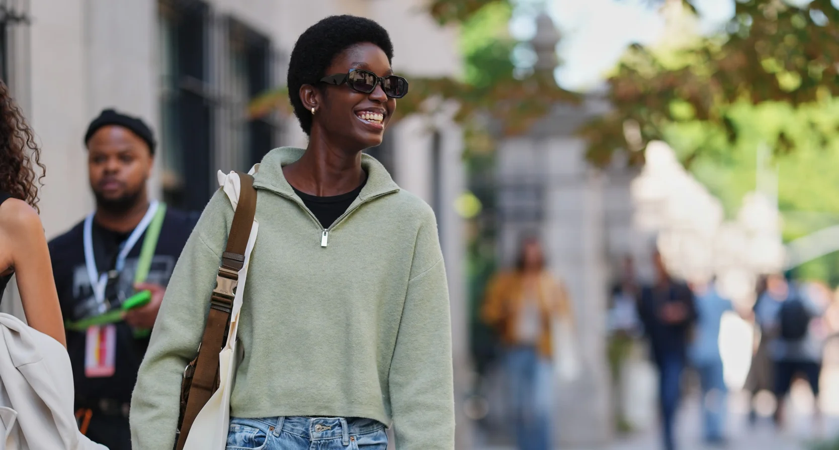 Vrouw met trui met rits