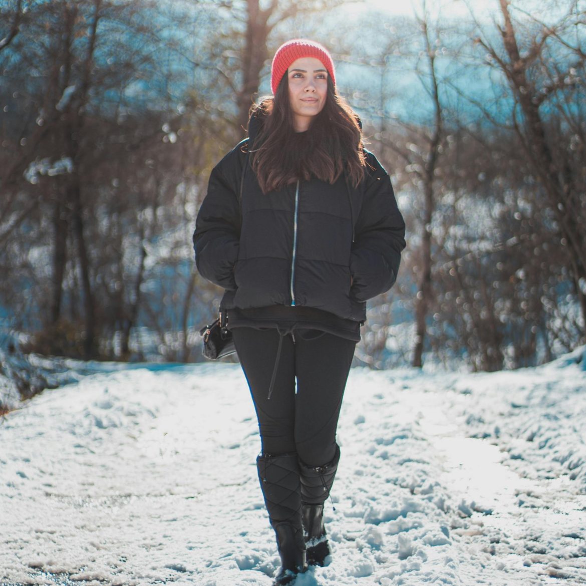 Vrouw met leggin in de sneeuw.