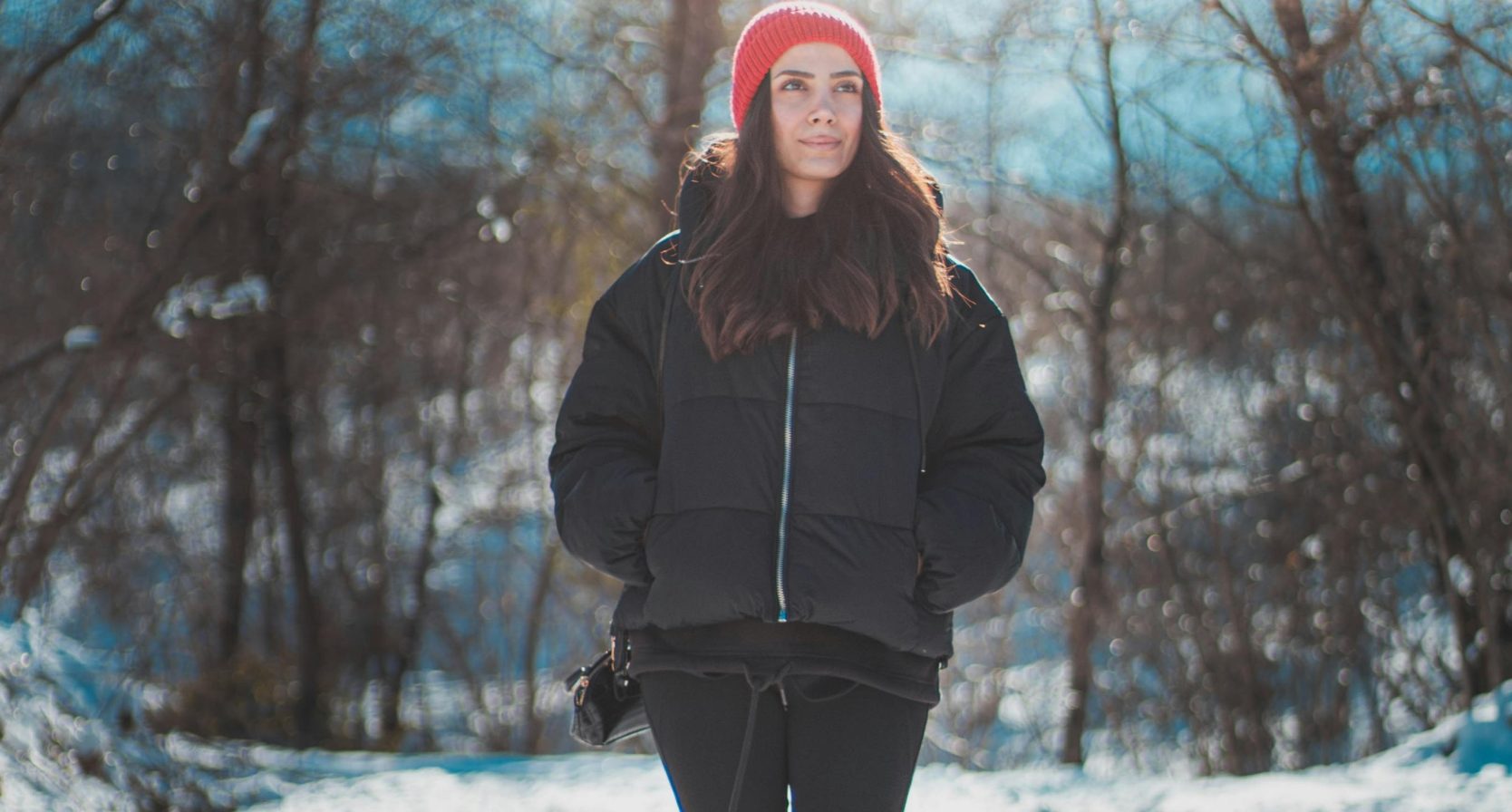 Vrouw met leggin in de sneeuw.