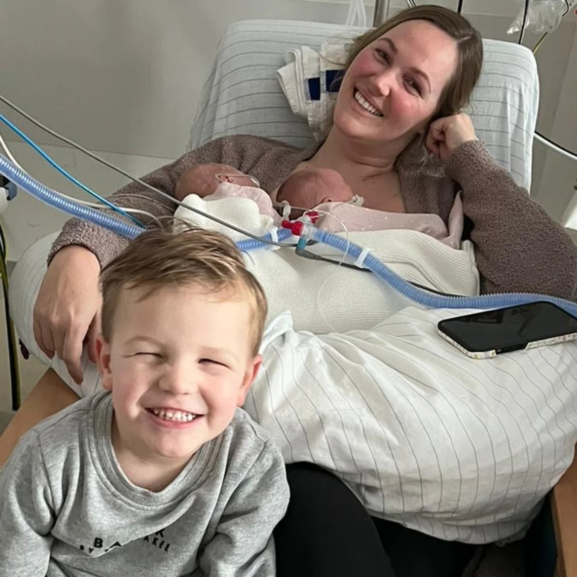 Kelsey’s tweeling werd te vroeg geboren: 'De meisjes waren er al toen mijn man aankwam'