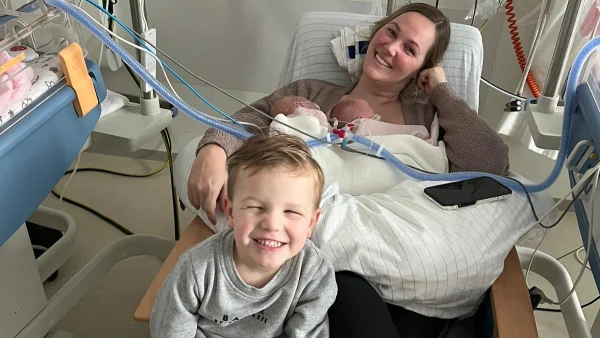 Kelsey’s tweeling werd te vroeg geboren: 'De meisjes waren er al toen mijn man aankwam'