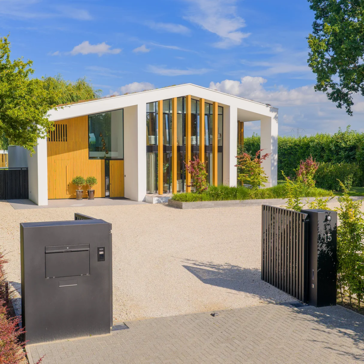 Een vaste glazenwasser is geen gek idee bij deze glazen villa in Oud-Beijerland