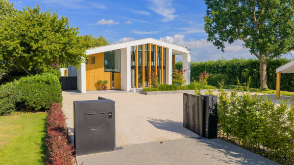 Een vaste glazenwasser is geen gek idee bij deze glazen villa in Oud-Beijerland