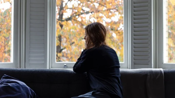 Oproep break-up verhalen, illustratief beeld van een vrouw die voor het raam zit