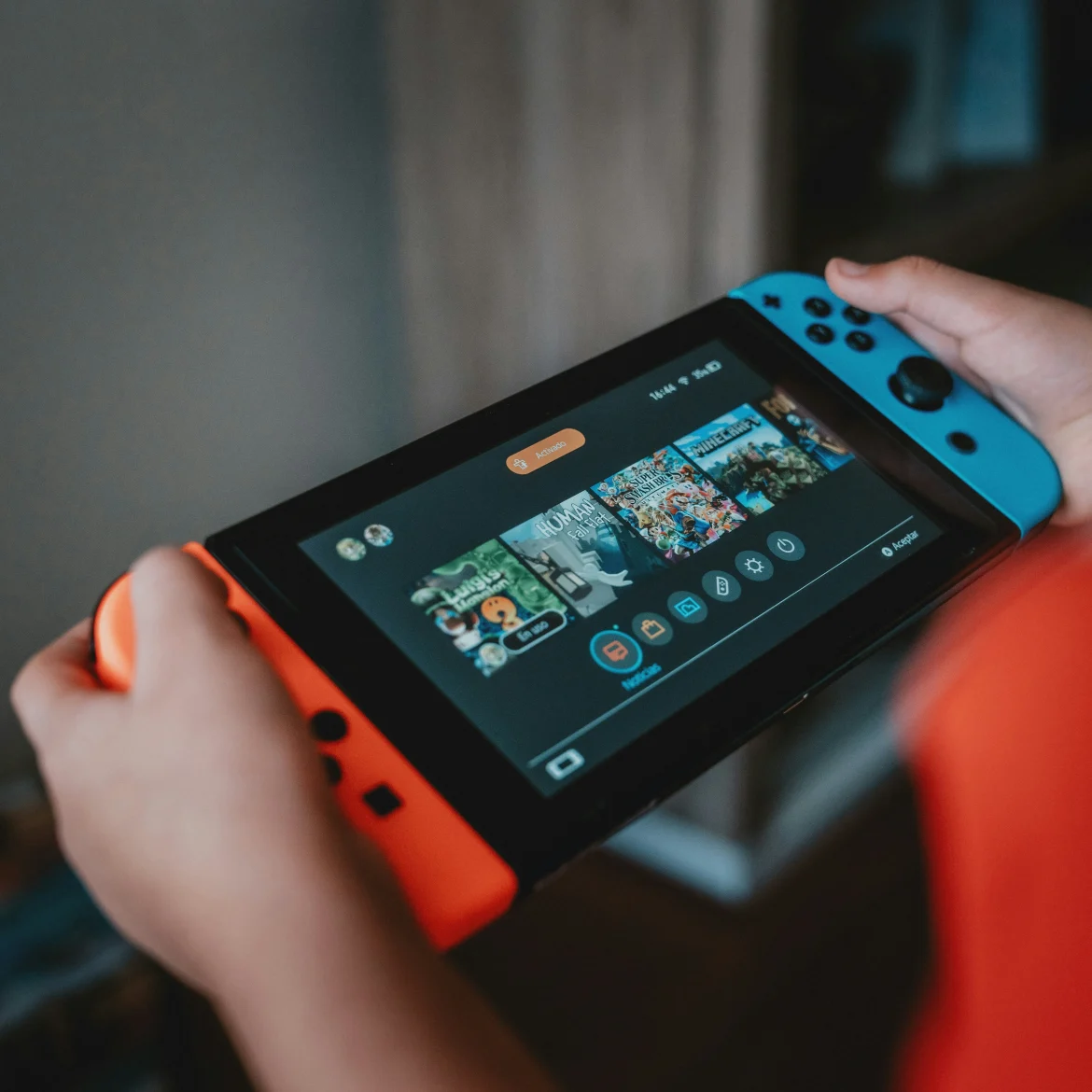 Jongen speelt game op zijn Nintendo | jongen schiet vader dood