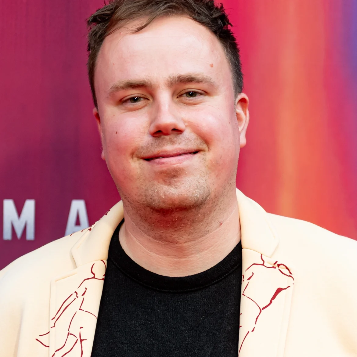 Voedselvlogger Eke Bosman, beter bekend als Snackspert, heeft onbedoeld hondenvoer gegeten tijdens een supermarktvideo. Het product lag verkeerd in de schappen bij Albert Heijn. 