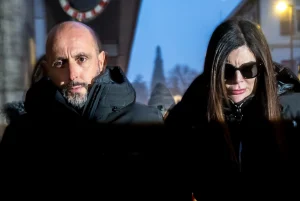 Thumbnail voor Eigenaren Zwitserse bar ontkennen beschuldigingen: 'Jessica bleef om gewonden te helpen'