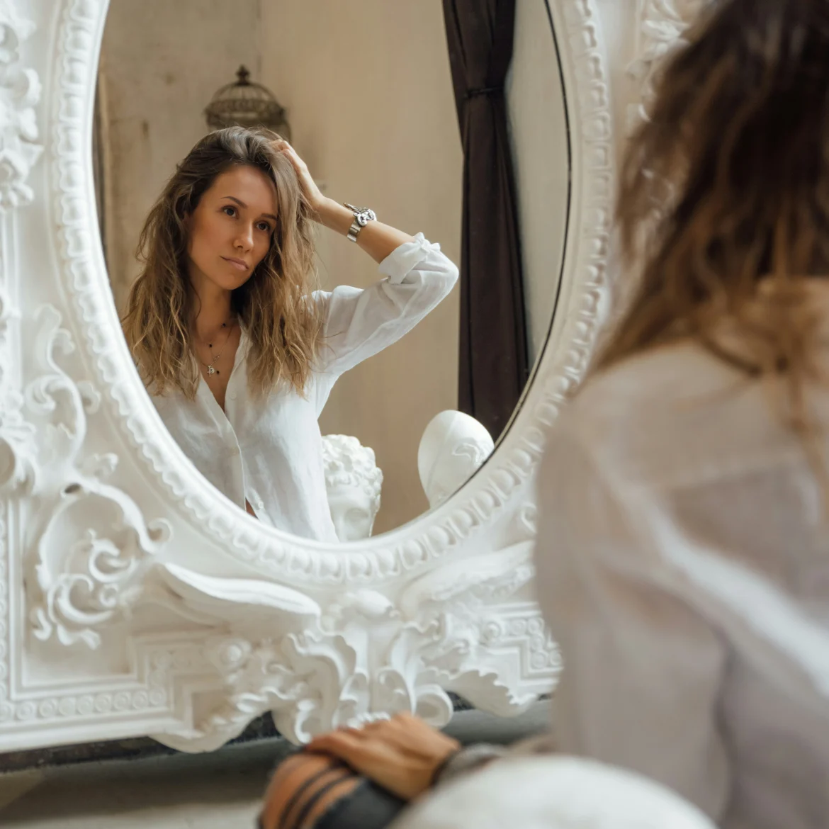 vrouw doet haar in spiegel