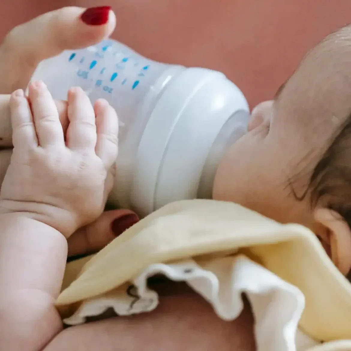 Vrouw geeft baby babyvoeding met fles