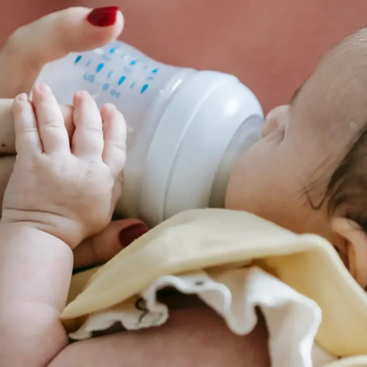 Vrouw geeft baby babyvoeding met fles