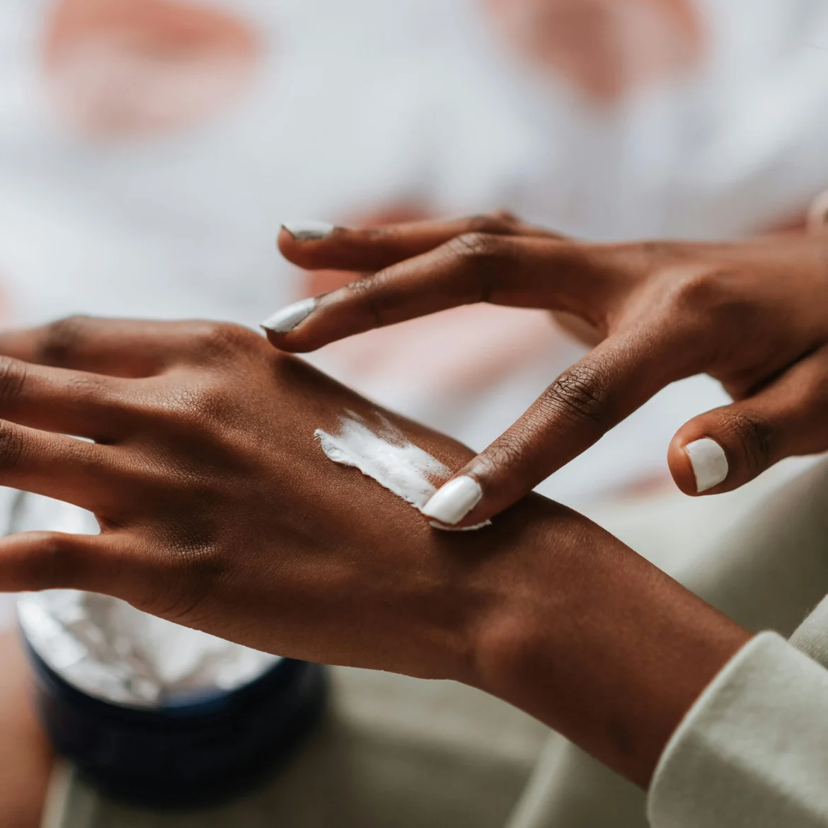 Handen insmeren met handcrème