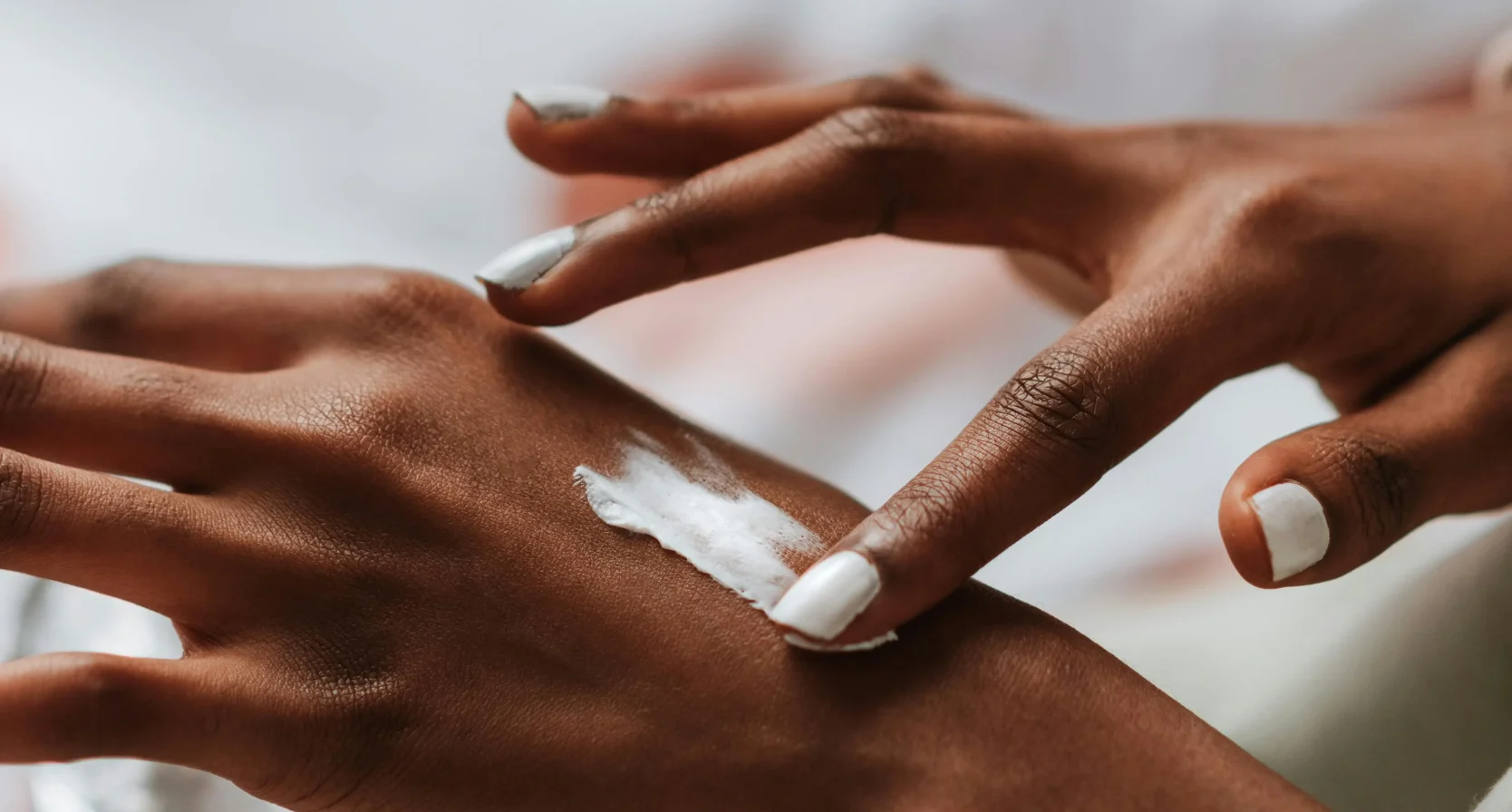 Handen insmeren met handcrème