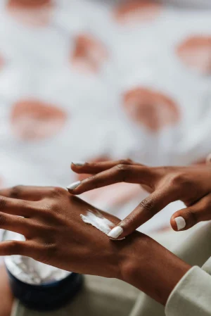 Handen insmeren met handcrème