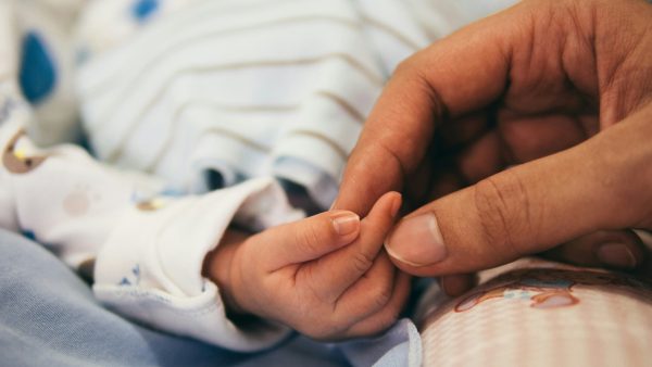 Vier meldingen van zieke baby’s in Nederland na Nestlé-voeding: 'Hij werd grauw en futloos'
